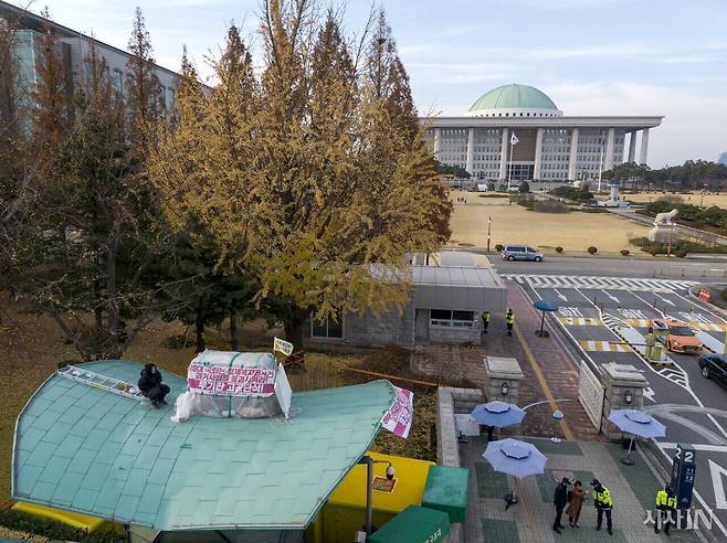 2019년 11월27일 국회의사당역 출구 지붕 위에서 과거사정리법 개정안 통과를 요구하며 단식 농성 중인 형제복지원 피해 생존자 최승우씨. ⓒ시사IN 신선영