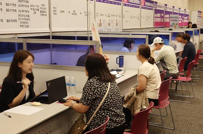 지난 16일 오후 부산 해운대구 벡스코 제1전시장 컨벤션홀에서 열린 '2025 해운대구 일자리박람회'에서 구직자들이 참가기업 부스에서 상담하고 있다. ⓒ연합뉴스