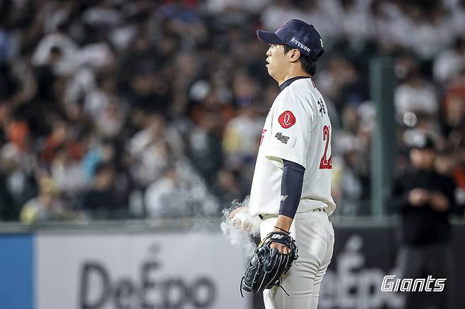 롯데 구승민이 17일 사직구장에서 열린 한화와 홈경기에 구원등판해 손에 송진 가루를 묻히고 있다. 사진제공|롯데 자이언츠