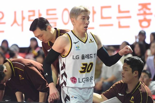 두경민(가운데). /사진=KBL 제공