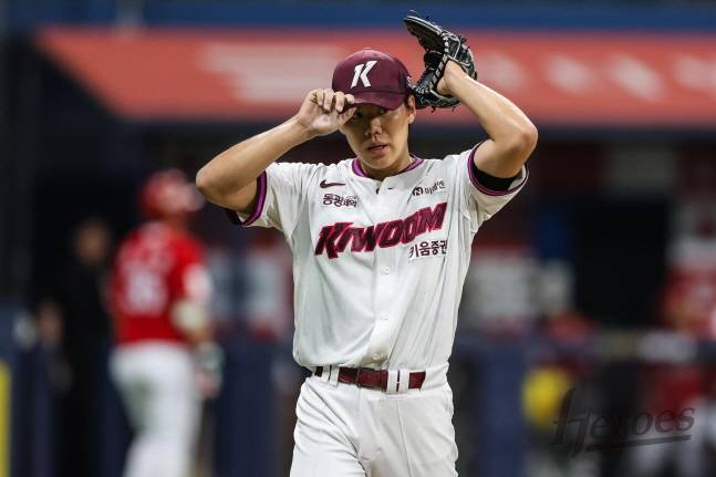 키움 김윤하가 지난 17일 SSG전 아쉬워하며 교체되고 있다. /사진=키움 히어로즈 제공