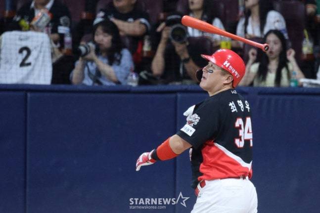 KIA 최형우가 1회초 스리런 홈런을 날리고 배트플립을 하고 있다. /사진=긴진경 대기자