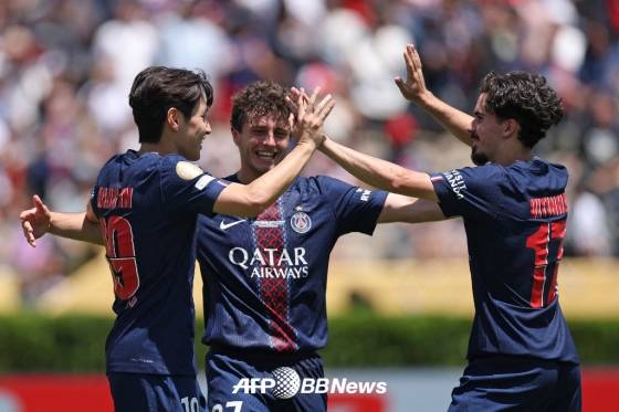 이강인(왼쪽)이 골을 넣고 동료들과 기뻐하고 있다. /AFPBBNews=뉴스1