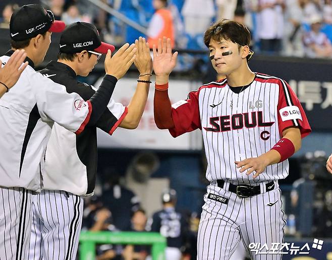 LG 트윈스 외야수 박해민이 지난 22일 잠실 두산전에서 3안타 1볼넷 3타점으로 맹활약했다. 박해민은 올 시즌 볼넷 리그 4위로 시즌 아웃 판정을 받은 홍창기의 출루율 공백을 메우고 있다. 박해민은 올 시즌 종료 뒤 두 번째 FA 자격을 취득한다. 엑스포츠뉴스 잠실, 김한준 기자