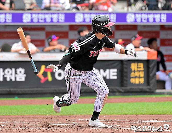 6월 18일 오후 서울 송파구 잠실야구장에서 열린 신한 SOL Bank KBO리그 NC 다이노스와 LG 트윈스의 경기, 5회말 무사 만루 LG 신민재가 2타점 적시타를 때려내고 있다. 엑스포츠뉴스 DB