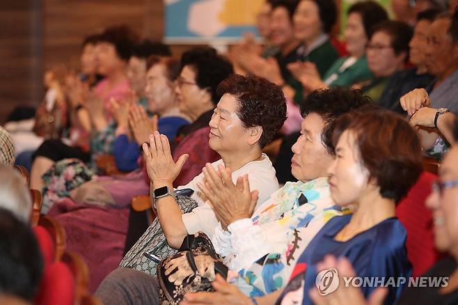 고향에 온 뮤지컬 '오지게 재밌는 가시나들' (칠곡=연합뉴스) 김현태 기자 = 24일 경북 칠곡군 교육문화회관에서 열린 뮤지컬 '오지게 재밌는 가시나들'의 토크콘서트에서 관객들이 공연을 보고 있다. 이 작품은 칠곡 할머니들의 이야기를 바탕으로 제작됐다. 2025.6.24 mtkht@yna.co.kr