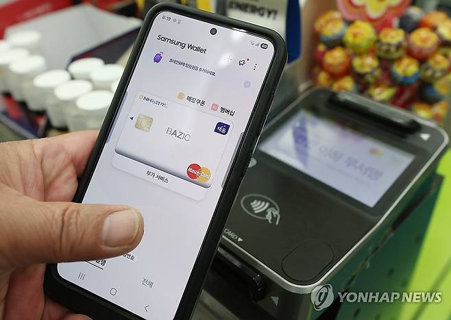 삼성페이 결제 장애 발생 (서울=연합뉴스) 김도훈 기자 = 삼성전자 모바일 결제 시스템인 삼성페이에 결제 장애가 발생한 2일 오전 서울 시내 한 편의점에서 한 시민이 결제를 위해 단말기에 지문인식으로 로그인을 시도하고 있다. 하지만 시스템 에러로 지문 인식이 불가했다. 2025.6.2 superdoo82@yna.co.kr