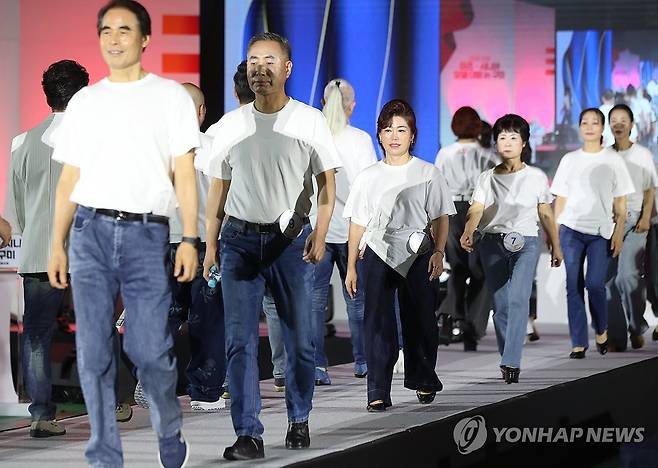 '당당한 나의 무대' (구미=연합뉴스) 김현태 기자 = 24일 오후 경북 구미시 복합스포츠센터에서 열린 '2025 전국 미즈·시니어 모델대회 in 구미'에서 모델지원자들이 런웨이를 걷고 있다. 이날 본선 무대에는 전국 45세 이상 남녀 지원자 중 서류심사를 통과한 50여 명이 올랐다. 2025.6.24 mtkht@yna.co.kr