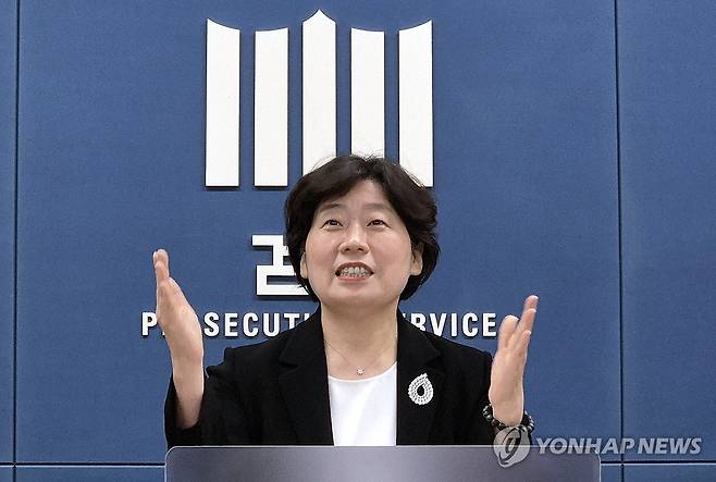 내란특검, 윤석열 체포영장 전격 청구 (서울=연합뉴스) 김철선 기자 = '12·3 비상계엄 사건'을 수사하는 조은석 내란 특검팀의 박지영 특검보가 24일 서울 서초구 서울고등검찰청 기자실에서 윤석열 전 대통령에 대해 특수공무집행방해 혐의 등으로 체포영장을 전격 청구했다는 내용을 브리핑하고 있다. 2025.6.24 kcs@yna.co.kr