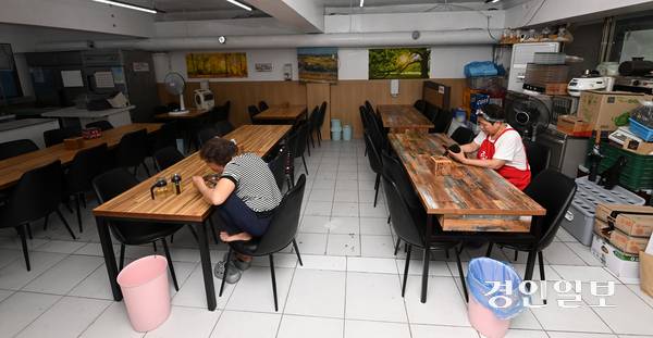 17일 오후 수원시내 한 전통시장에서 상인들이 손님맞이 준비를 하고 있다. 2025.6.17 /최은성기자 ces7198@kyeongin.com