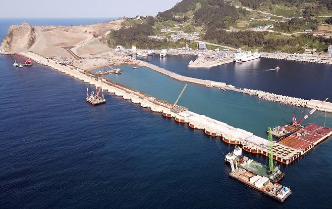 케이슨 거치 마지막 공사 울릉항 동방파제와 사이를 사석으로 매워 활주로를 만든다. /자료사진