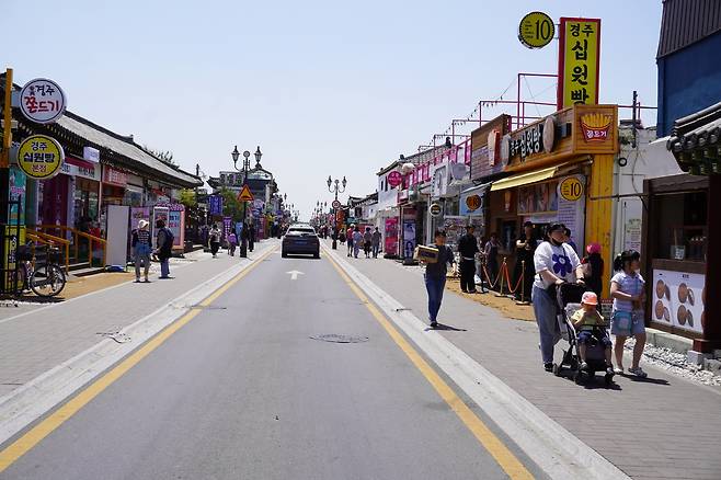황리단길. 황남동과 서울 이태원의 경리단길의 이름을 따 ‘황리단길’이라 부르기 시작한 건 약 10여 년 전이다.