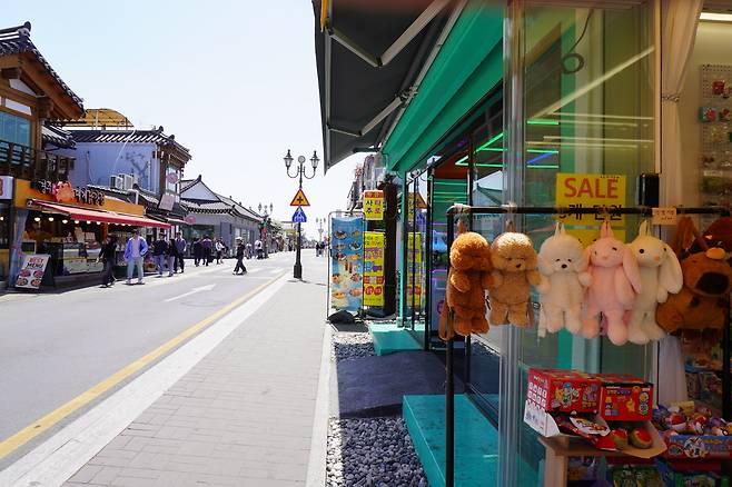 황리단길을 이끌어가는 상점의 주인들은 단순히 가게를 운영하는 장사치가 아니다. 오래된 상가를 자신이 추구하는 개성에 맞게 고쳐 나갔다.