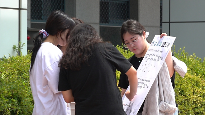 영남일보가 지난 19일 대구 북구 경북대 일원에서 물가 현장 설문조사를 진행하고 있다. 양수빈 인턴