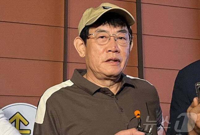 24일 오후 서울 강남경찰서에서 방송인 이경규(64)씨에 소환 조사를 마치고 취재진과 만나 입장을 밝히고 있다. (사진=뉴스1)