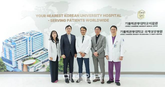 (왼쪽부터)김혜윤 국제진료센터장, 고동현 병원장, 비스마 전문의, 박종훈 행정부원장, 박형복 심장내과 과장.