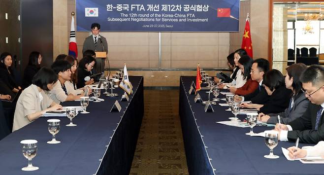 권혜진(왼쪽 가운데) 산업통상자원부 자유무역협정교섭관과 류춘용(오른쪽 가운데) 중국 상무부 국제사 부사장을 비롯한 한·중 대표단이 25일 서울 소공동 롯데호텔에서 제12차 한·중 자유무역협정(FTA) 서비스·투자 후속 공식협상에 임하고 있다. 이번 협상은 지난 23일 시작해 27일까지 진행된다. (사진=산업부)