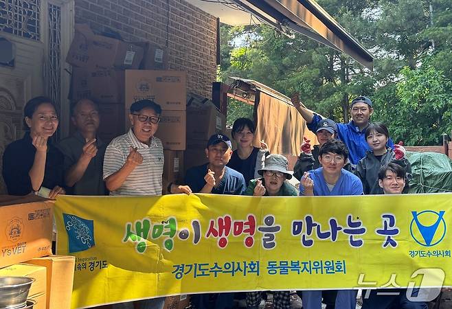 수의사들이 동물보호소에서 봉사를 하고 있다(경기도수의사회 제공) ⓒ 뉴스1