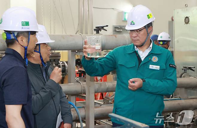 진병영 군수(오른쪽)의 상하수도 시설 점검 장면(함양군 제공. 재판매 및 DB금지).
