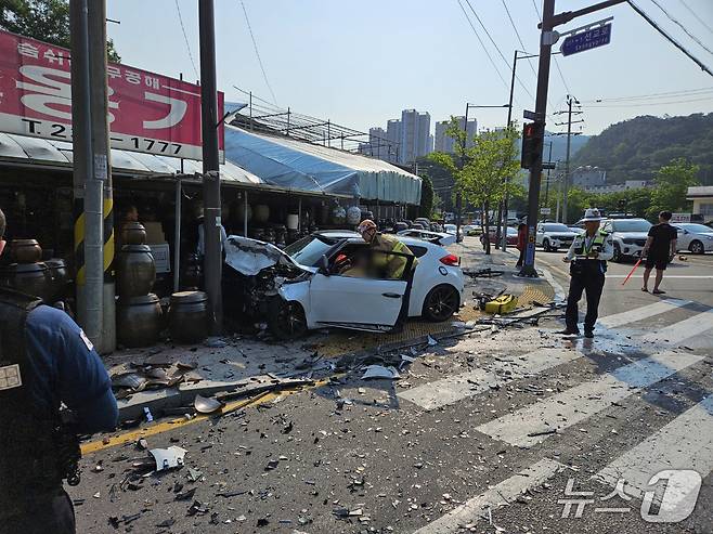 29일 오전 7시 45분쯤 광주 동구 선교동 한 교차로에서 직진하던 벨로스터와 좌회전하던 소나타가 충돌한 모습. (독자제공. 재판매 및 DB금지) 2025.5.29/뉴스1