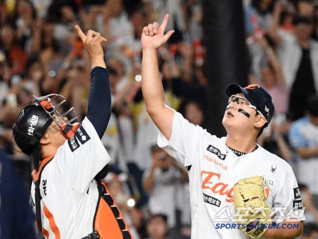 12일 대전 한화생명볼파크에서 열린 한화 이글스와 두산 베어스의 경기. 스윕에 성공한 한화 이재원, 김서현이 기뻐하고 있다. 대전=박재만 기자 pjm@sportschosun.com/2025.06.12/