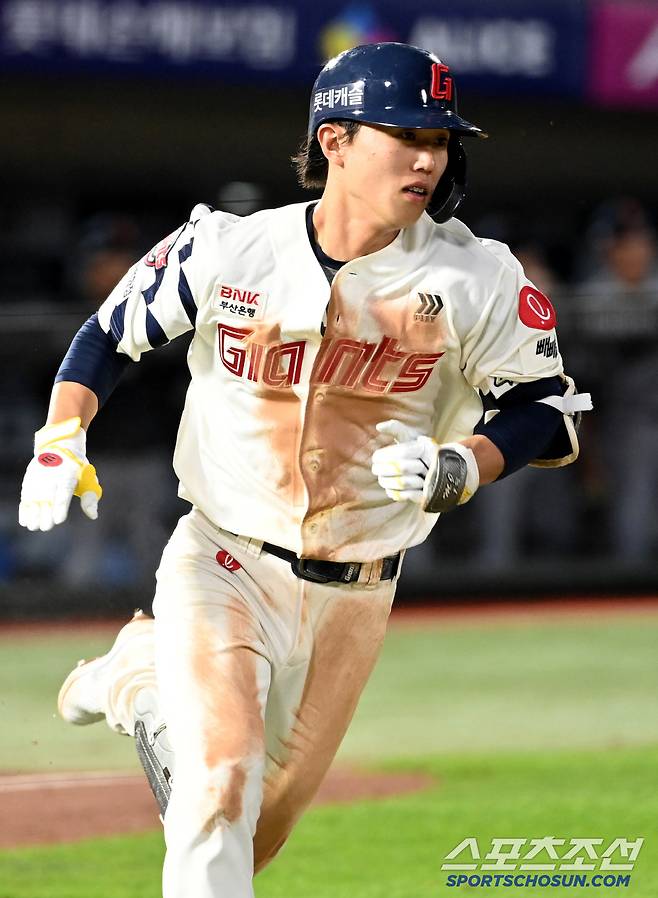 19일 부산 사직야구장에서 열린 한화와 롯데의 경기, 7회말 롯데 전민재가 안타를 치고 있다. 부산=허상욱 기자wook@sportschosun.com/2025.06.19/