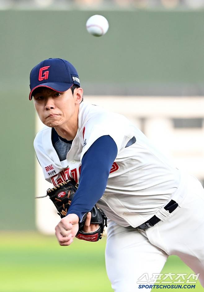 18일 부산 사직야구장에서 열린 한화와 롯데의 경기, 롯데 선발투수 홍민기가 역투하고 있다. 부산=허상욱 기자wook@sportschosun.com/2025.06.18/