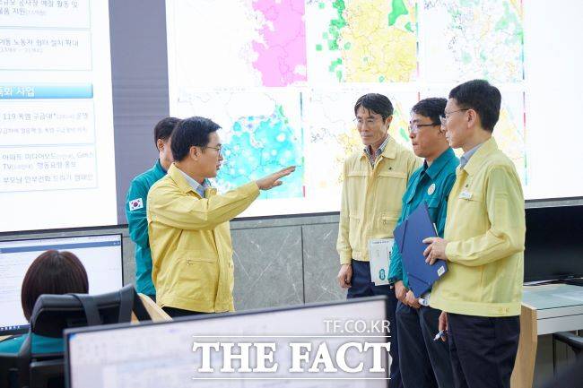 김동연 경기도지사가 도 재난안전상황실을 찾아 점검하고 있다. /경기도