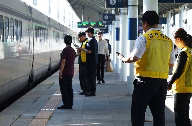 SRT 특별기동 검표단이 단속에 나서고 있다. SR