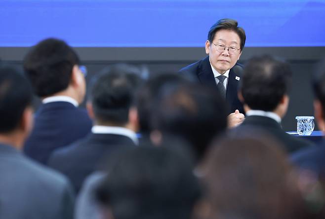 이재명 대통령이 25일 광주광역시 국립아시아문화전당에서 열린 '광주시민·전남도민 타운홀미팅'에서 참석자 발언을 듣고 있다. /대통령실통신사진기자단