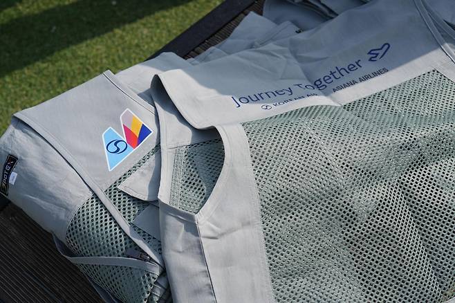 대한항공·아시아나항공 양사 임직원이 함께하는 사회 공헌 활동 기념 조끼.