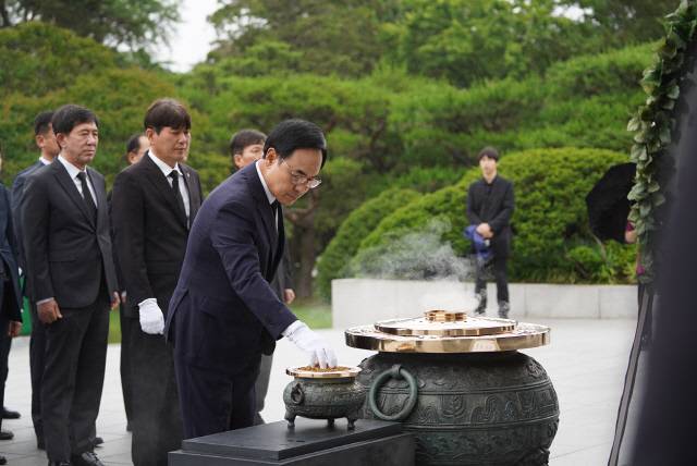 이용배 현대로템 대표이사가 25일 6·25 전쟁 75주년을 앞두고 서울 동작구 국립서울현충원을 찾아 순국선열과 호국영령에 참배했다. 현대로템 제공