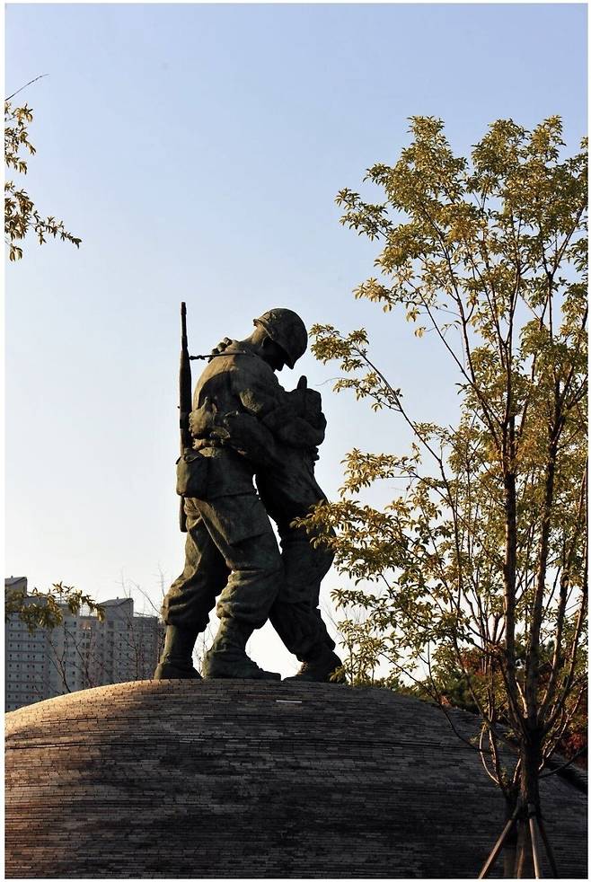 7dd72c07832b79313ca12e578eef9d62384cf921.jpg 태극기휘날리며 내용 중 의외로 실화인 것. 영화 태극기 휘날리며 내용 중 의외로 실화인 것.JPG 영화 태극기 휘날리며 내용 중 의외로 실화인 것.JPG