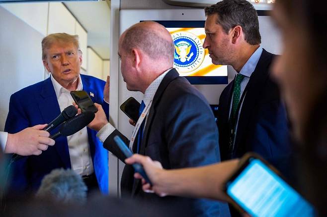 도널드 트럼프(왼쪽) 미국 대통령이 24일(현지시간) 북대서양조약기구(나토·NATO) 정상회의를 위해 덴마크 헤이그로 가는 에어포스 원에서 기자들의 질문에 답하고 있다. 뉴욕 증시는 트럼프 대통령이 이란 휴전 합의를 지속하기 위해 노력하면서 이틀째 상승했다. AFP 연합