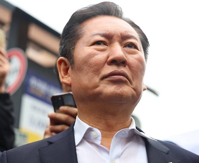 더불어민주당 정청래 의원이 11일 전남 화순군 화순읍에서 열린 남도문화벨트 골목골목 경청투어에 참석해 이재명 대선 후보의 연설을 듣고 있다. 2025.5.11 /사진=연합뉴스