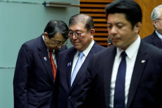 이시바 시게루(가운데) 일본 총리가 지난 23일 도쿄 총리 관저 기자회견장으로 들어오고 있다. 도쿄=로이터 연합뉴스