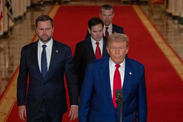 도널드 트럼프(맨 앞) 미국 대통령이 21일 미국 워싱턴 백악관에서 미국의 이란 공습 관련 대국민 담화를 발표하기 위해 이동하고 있다. 트럼프 대통령 뒤를 JD 밴스(왼쪽부터) 부통령, 마크 루비오 국무부 장관, 피트 헤그세스 국방부 장관이 따라가고 있다. 워싱턴=AP 연합뉴스