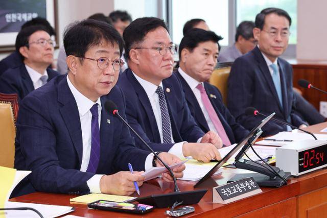 박상우(맨 왼쪽) 국토교통부 장관이 25일 서울 여의도 국회에서 열린 제426회국회(임시회) 국토교통위원회 제1차 전체회의에서 의원 질의에 답하고 있다. 뉴스1