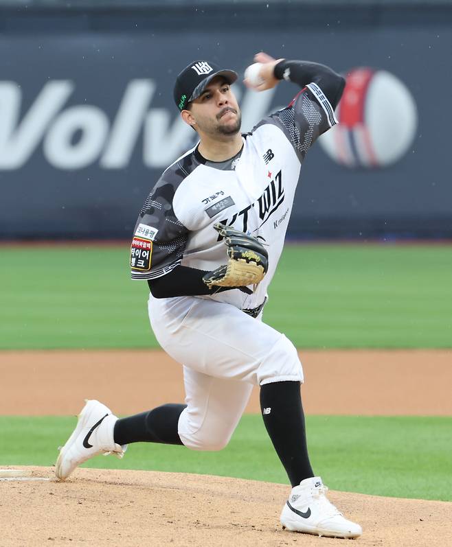 24일 오후 수원 KT위즈파크에서 열린 2025 프로야구 LG와 KT 경기. KT 선발 헤이수스가 힘차게 공을 뿌리고 있다.수원=정시종 기자 capa@edaily.co.kr /2025.06.24.