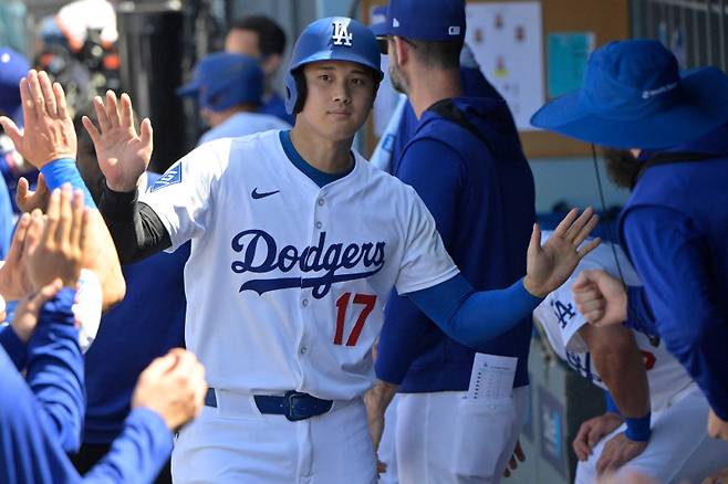 <yonhap photo-3716=""> LOS ANGELES, CALIFORNIA - JUNE 22: Shohei Ohtani #17 of the Los Angeles Dodgers is congratulated in the dugout after hitting a two-run home run in the eighth against the Washington Nationals at Dodger Stadium on June 22, 2025 in Los Angeles, California. Jayne Kamin-Oncea/Getty Images/AFP (Photo by Jayne Kamin-Oncea / GETTY IMAGES NORTH AMERICA / Getty Images via AFP)/2025-06-23 08:48:09/ <저작권자 ⓒ 1980-2025 ㈜연합뉴스. 무단 전재 재배포 금지, AI 학습 및 활용 금지></yonhap>