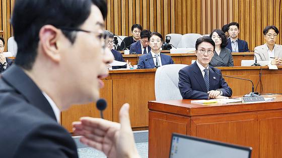 김민석 국무총리 후보자가 24일 서울 여의도 국회에서 열린 인사청문회에서 국민의힘 주진우 의원의 신상 발언을 듣고 있다. 연합뉴스