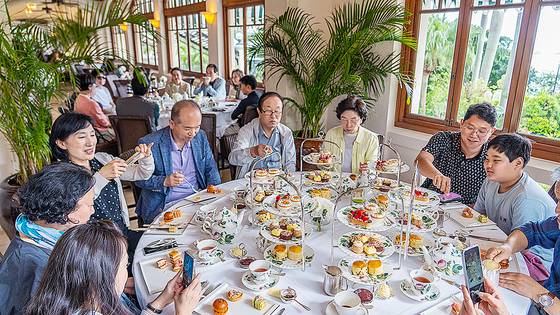 '홍콩백끼' 미식 투어 참가자들과 박찬일 셰프가 '더 베란다'의 애프터눈 티를 즐기고 있다. 한 입 크기의 샌드위치를 비롯해 스콘, 케이크 등이 3단 트레이에 실려 나온다. 홍콩섬 남부 리펄스베이에 자리한 '더 베란다'는 영화 '색, 계'의 촬영지로도 유명하다. 백종현 기자