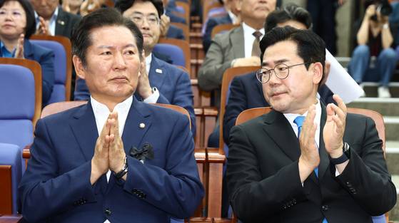 더불어민주당 8·2 임시전당대회 출마를 선언한 박찬대(오른쪽)·정청래 의원이 24일 서울 여의도 국회에서 열린 의원총회에 참석해 자리하고 있다. 뉴스1