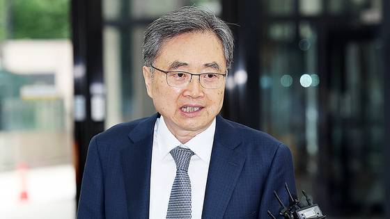 조현 외교부 장관 후보자가 24일 오전 서울 종로구 대우빌딩에 마련된 인사청문회 준비 사무실로 출근하며 취재진의 질문에 답하고 있다. 뉴스1