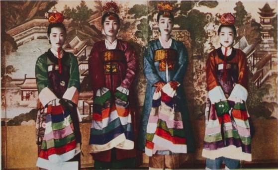 이난향(오른쪽에서 두번째)이 포함된 기생 사진 엽서. 국립민속박물관.