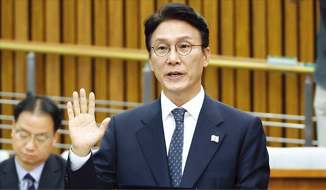 김민석 국무총리 후보자가 24일 국회 인사청문회에서 선서를 하고 있다. 김 후보자 청문회는 25일까지 이어진다. 강은구 기자