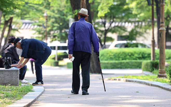 서울 종로구 탑골공원에서 한 어르신이 지팡이를 짚고 이동하고 있다. 사진=뉴스1