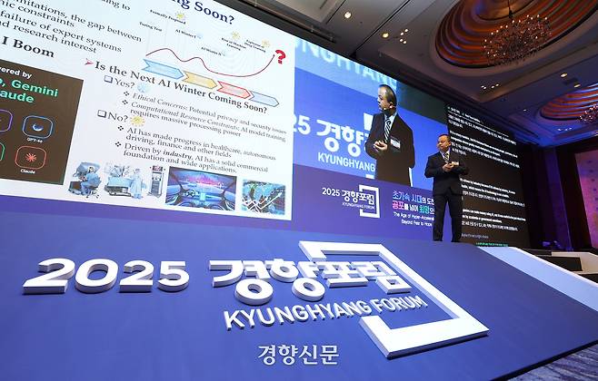 보안 싱가포르 난양공대 컴퓨터과확과 석좌교수가 25일 서울 중구 롯데호텔 크리스탈볼룸에서 열린 <2025 경향포럼> 두번째 세션에서 강연을 하고 있다 . 2025.6.25 권도현 기자