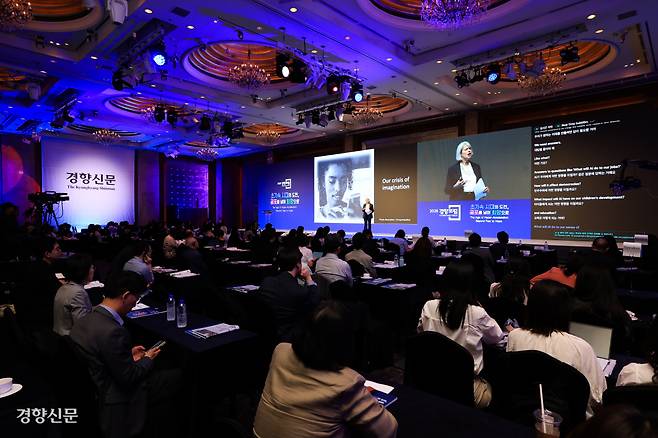 ‘격변의 시대’ 해법을 찾아서 25일 서울 중구 롯데호텔에서 열린 <2025 경향포럼>에서 지나 네프 영국 케임브리지대 민더루 기술·민주주의 센터장이 ‘미래는 자동으로 오지 않는다: 인공지능 시대의 주체성 회복’이라는 내용으로 기조 강연을 하고 있다. 이준헌 기자 heon@kyunghyang.com