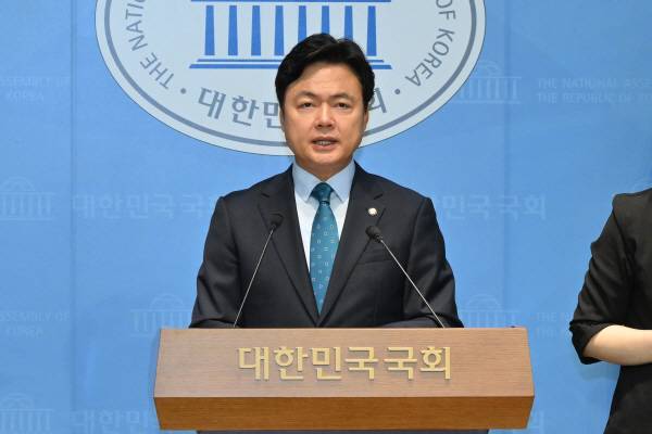 더불어민주당 김현정 원내대변인이 25일 국회 소통관에서 김민석 국무총리 인사청문회 및 해양수산부 부산 이전 관련 브리핑을 하고 있다. 김정록 기자